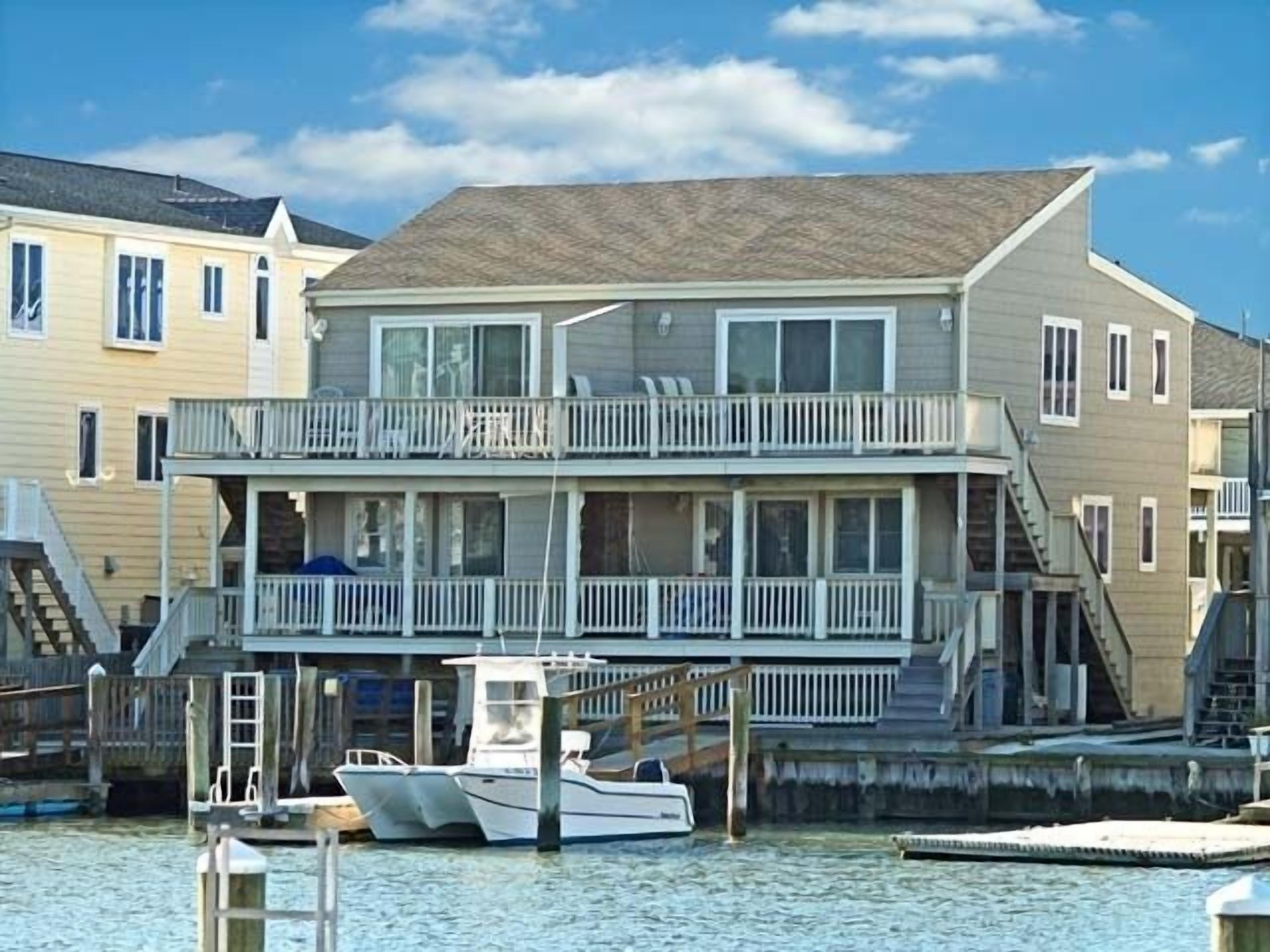 Stay by the bay! Townhouse offers bay views and a boat slip,