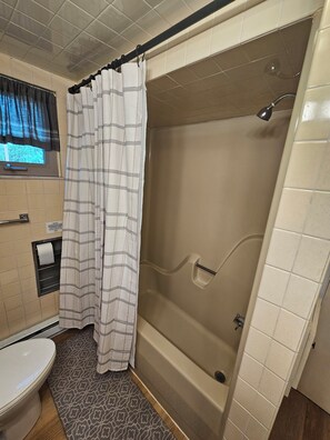 Combined shower/tub, towels, soap, toilet paper