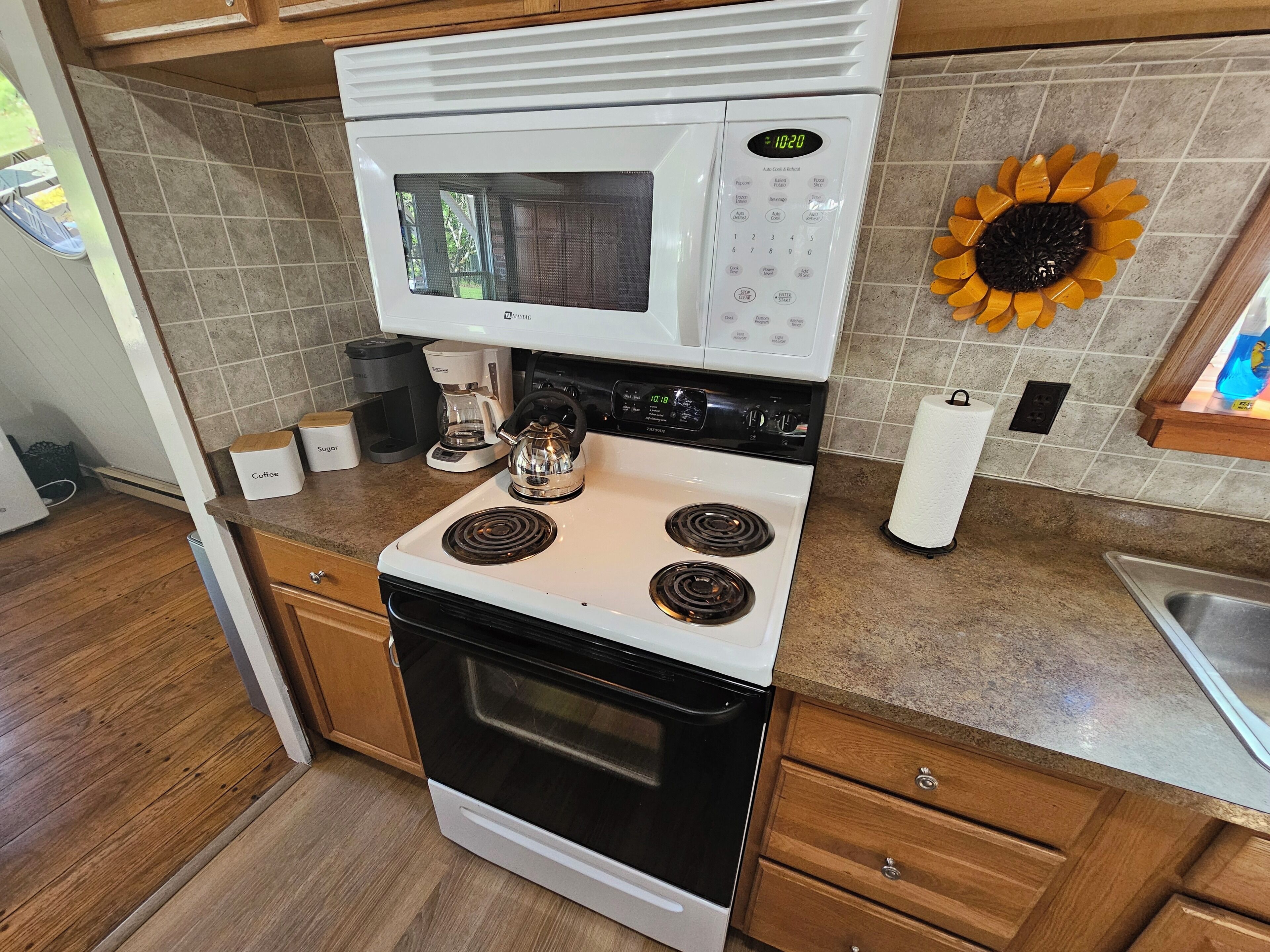 Réfrigérateur, four à micro-ondes, un four, surface de cuisson
