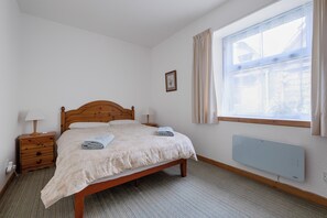 2 habitaciones, tabla de planchar con plancha y cuna de viaje 
