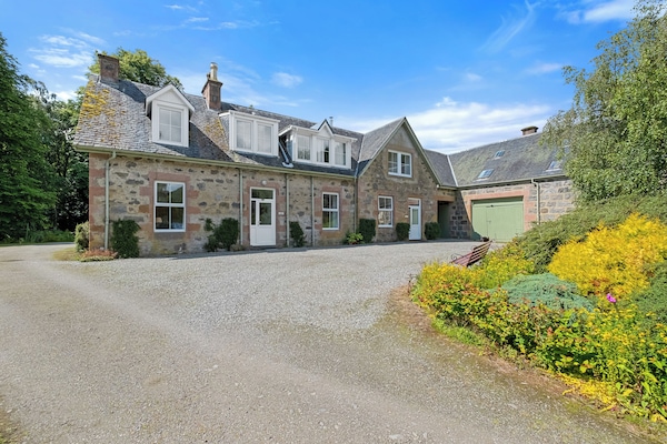 Front view of Old Stable