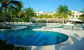 Pool - A 2 queen bed studio flex plus sofa bed for rent at a luxurious resort. (riviera maya)