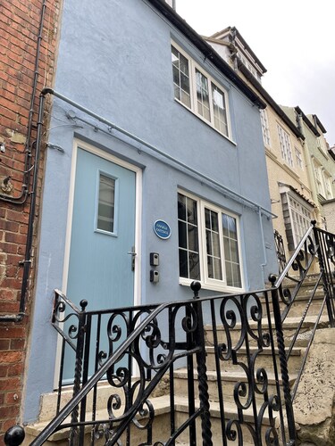 Cockle Cottage - beautiful 2 Bedroom cottage - centre of Whitby - FREE WiFi  