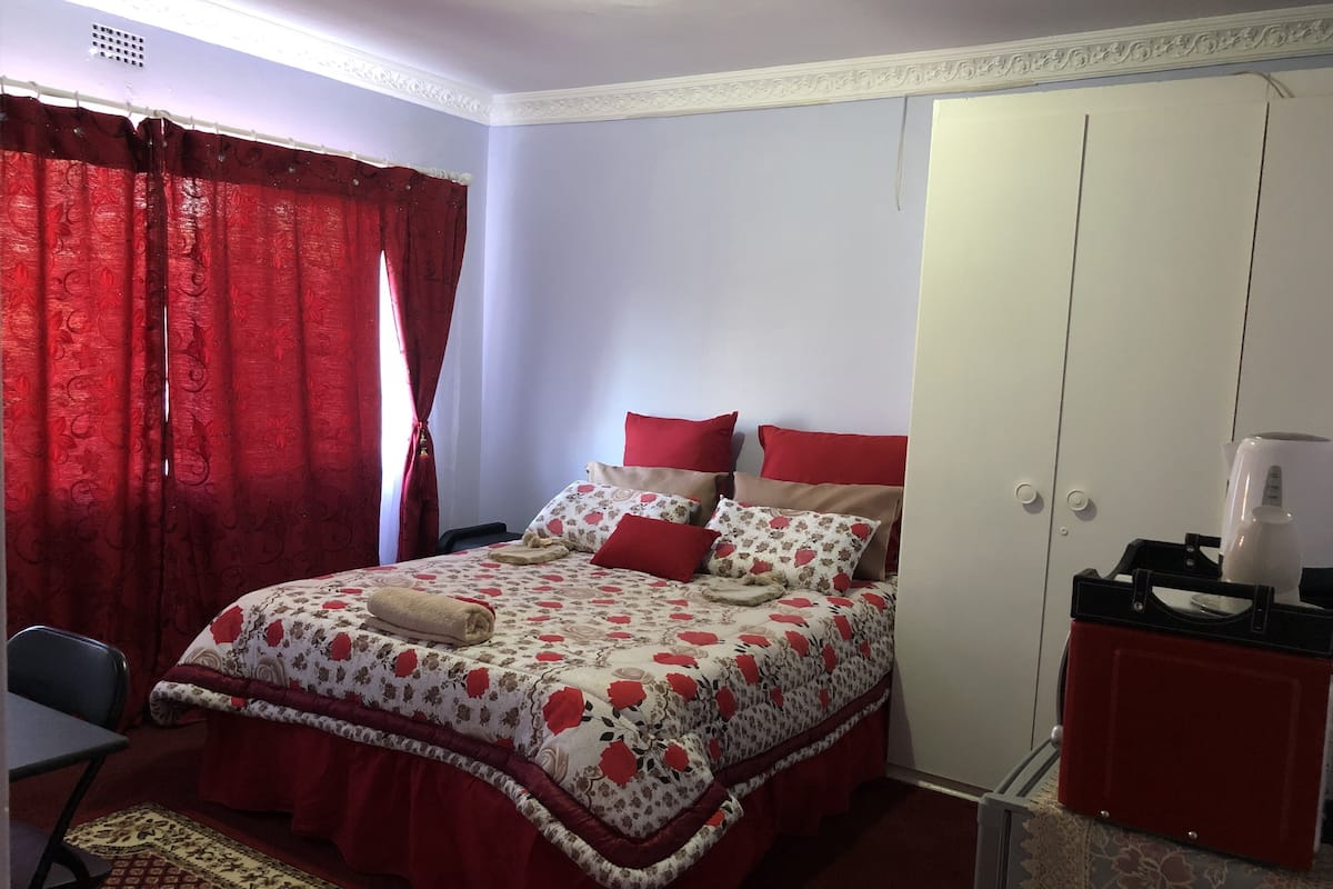 Standard Room | Desk, soundproofing, iron/ironing board, free WiFi