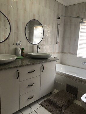 Habitación estándar | Baño | Toallas, jabón y papel higiénico