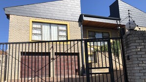 Una casa de ladrillo con entrada privada, garaje y antena parabólica.