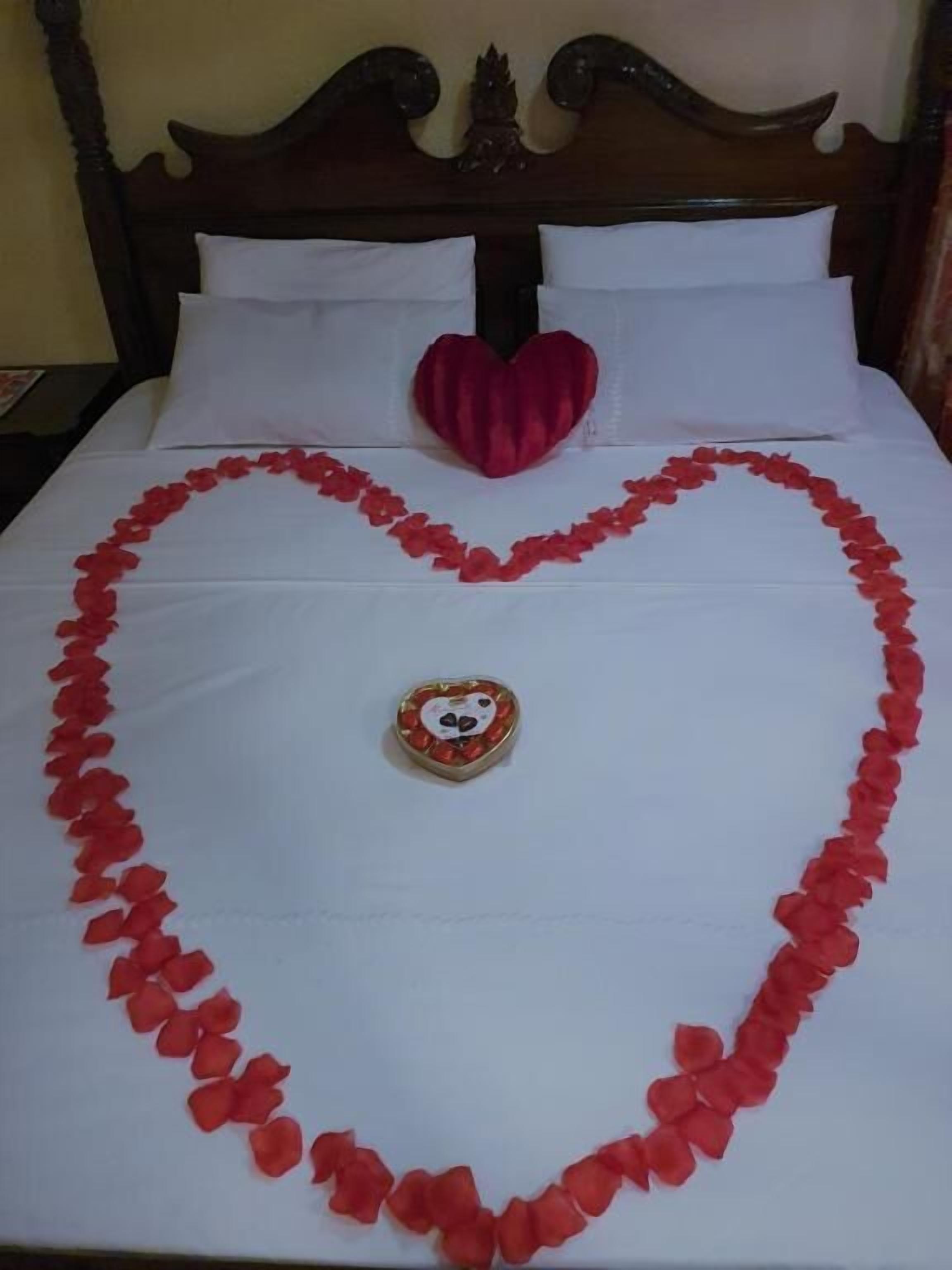 Desk, soundproofing, iron/ironing board, free WiFi