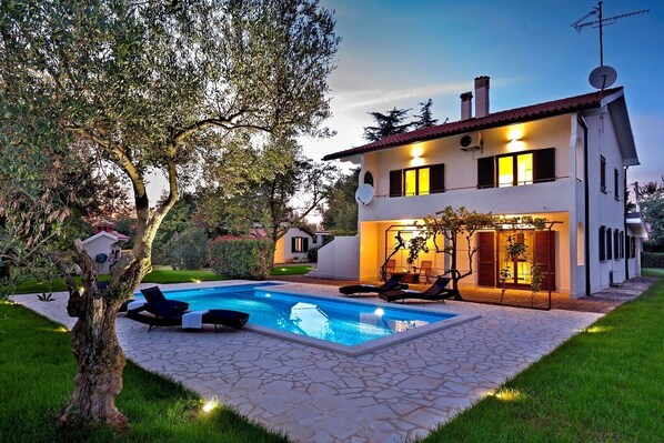 Pool - ***Apartment with private pool and large garden (Nova Vas)