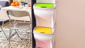 A toilet with a stack of colorful toilet lids. - Modular House Cefalù - Federica (Cefalù)
