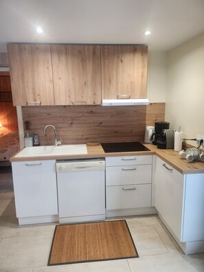 Fridge, microwave, oven, stovetop - Single-storey apartment in a detached chalet (Les Gets)