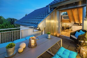 Outdoor dining - For the discerning: designer loft & roof balcony for 1-4 people. Near bathing lake (Bensheim)