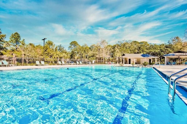 Utomhuspool och uppvärmd pool