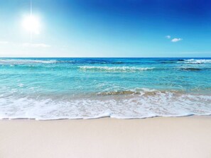 Nära stranden, solstolar och strandhanddukar