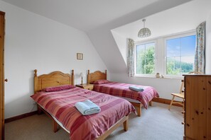 3 makuuhuonetta, silitysrauta/-lauta, vauvan matkasänky, Wi-Fi