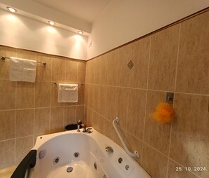 Ducha y bañera combinadas, secador de pelo, toallas y jabón