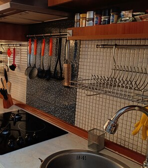 Kylskåp, mikrovågsugn, ugn och spishäll