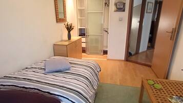 3 chambres, coffres-forts dans les chambres, fer et planche Ă repasser