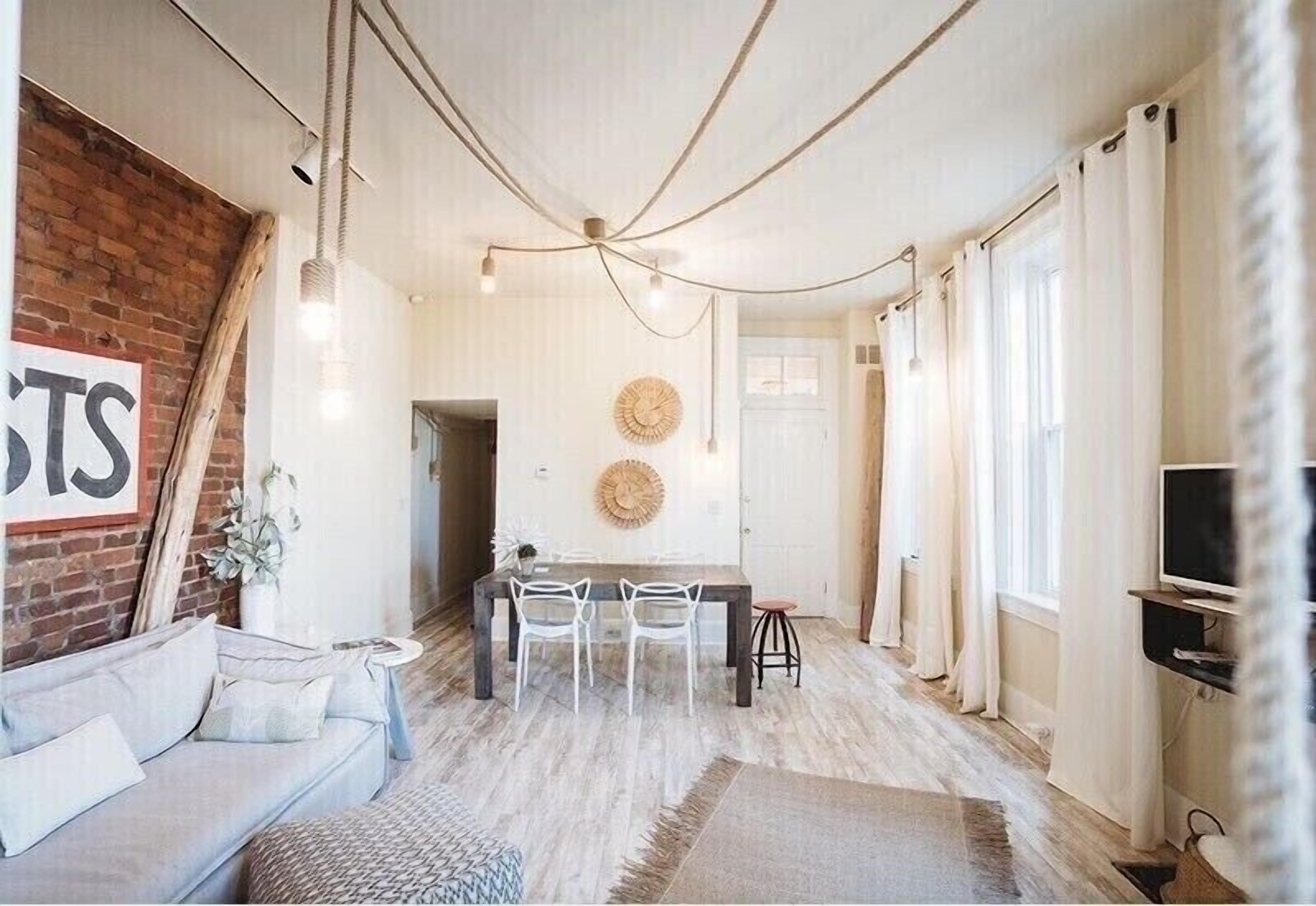 Experience this amazing Mt Adams home where celebrities stay
