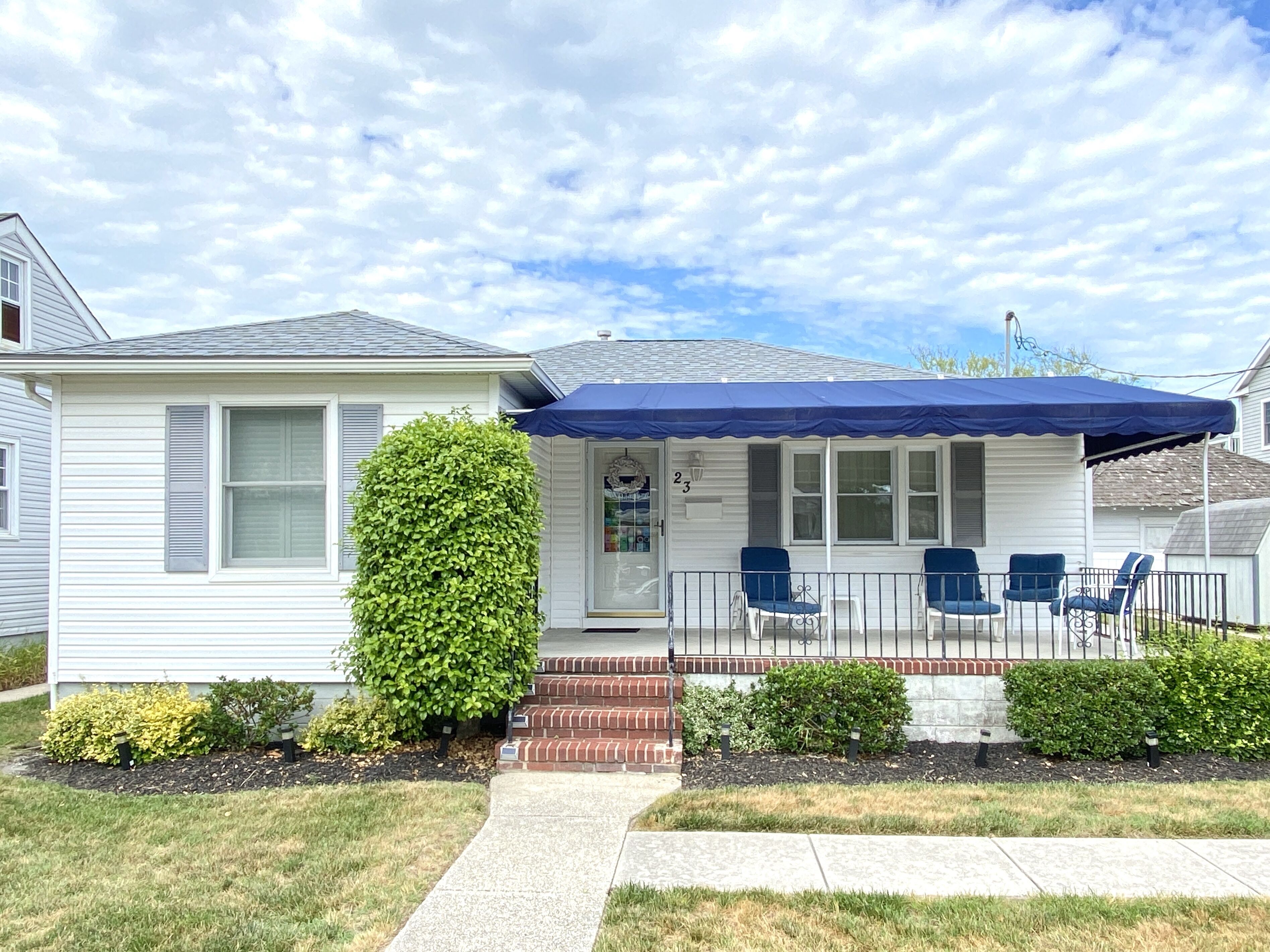 Walking distance to the beach, restaurants and shopping. Open floor plan, Relax on the deck or let the kids play in the large back yard