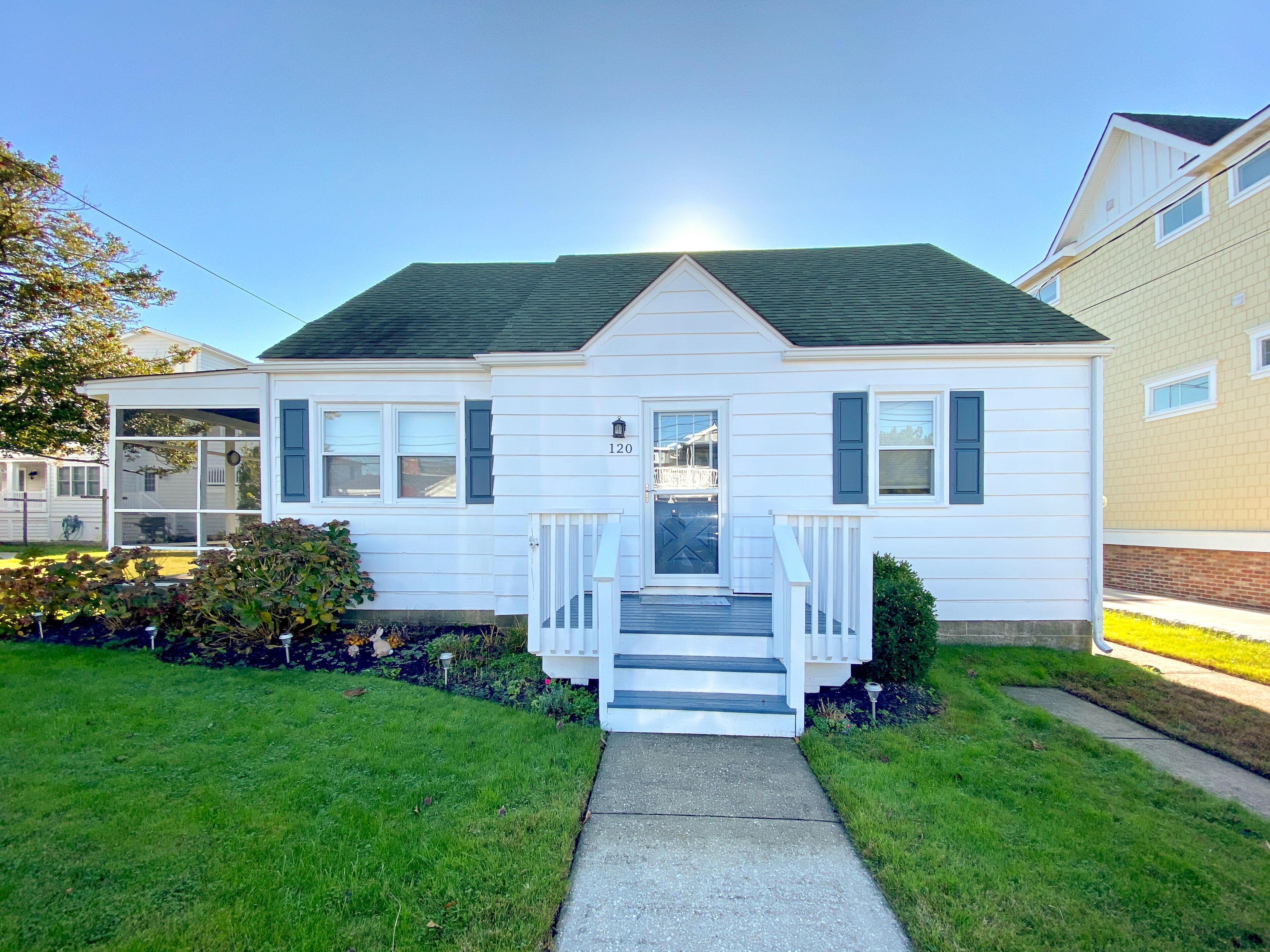 Cozy seashore cottage, located within walking distance to town and the beach