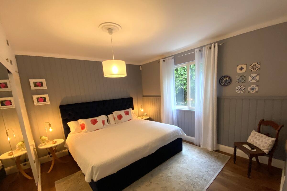 6 Camelias - Standard Double Room, Private Bathroom | 1 soverom, memory foam-senger, safe på rommet og strykejern/-brett