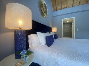 8 Piscina/9 Iuca - Standard Double Room, 1 King Bed, Private Bathroom | 1 bedroom, memory-foam beds, in-room safe, individually decorated - Quinta dos Bravos (Ribeira Grande)
