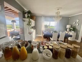 Café da manhã com buffet grátis todos os dias