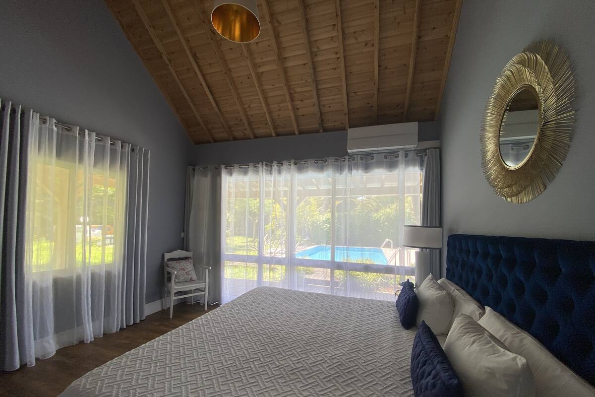 8 Piscina/9 Iuca - Standard Double Room, 1 King Bed, Private Bathroom | 1 soverom, memory foam-senger, safe på rommet og strykejern/-brett