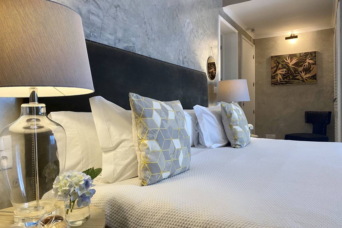 4 Azul/5 Pateo - Standard Double Room, Private Bathroom, Partial Ocean View | 1 soverom, memory foam-senger, safe på rommet og strykejern/-brett