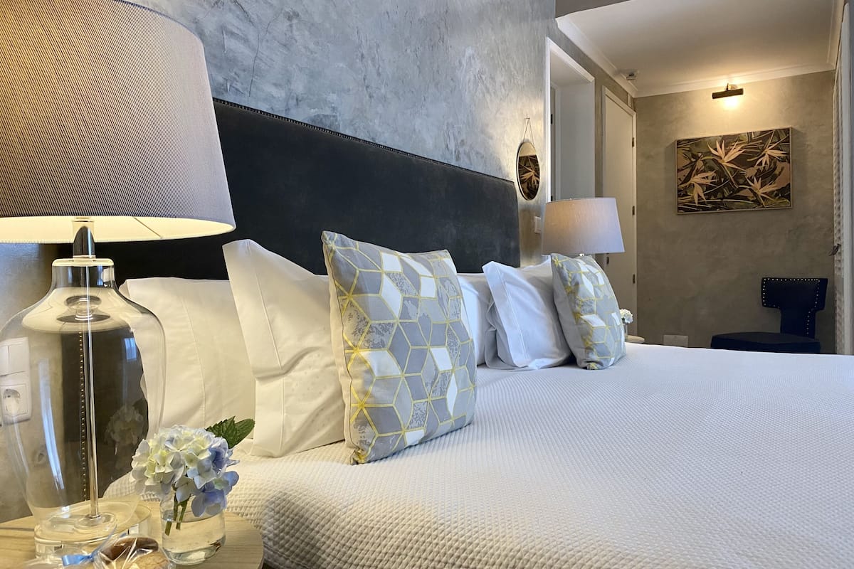 4 Azul/5 Pateo - Standard Double Room, Private Bathroom, Partial Ocean View | 1 slaapkamer, bedden met traagschuimmatras, een kluis op de kamer