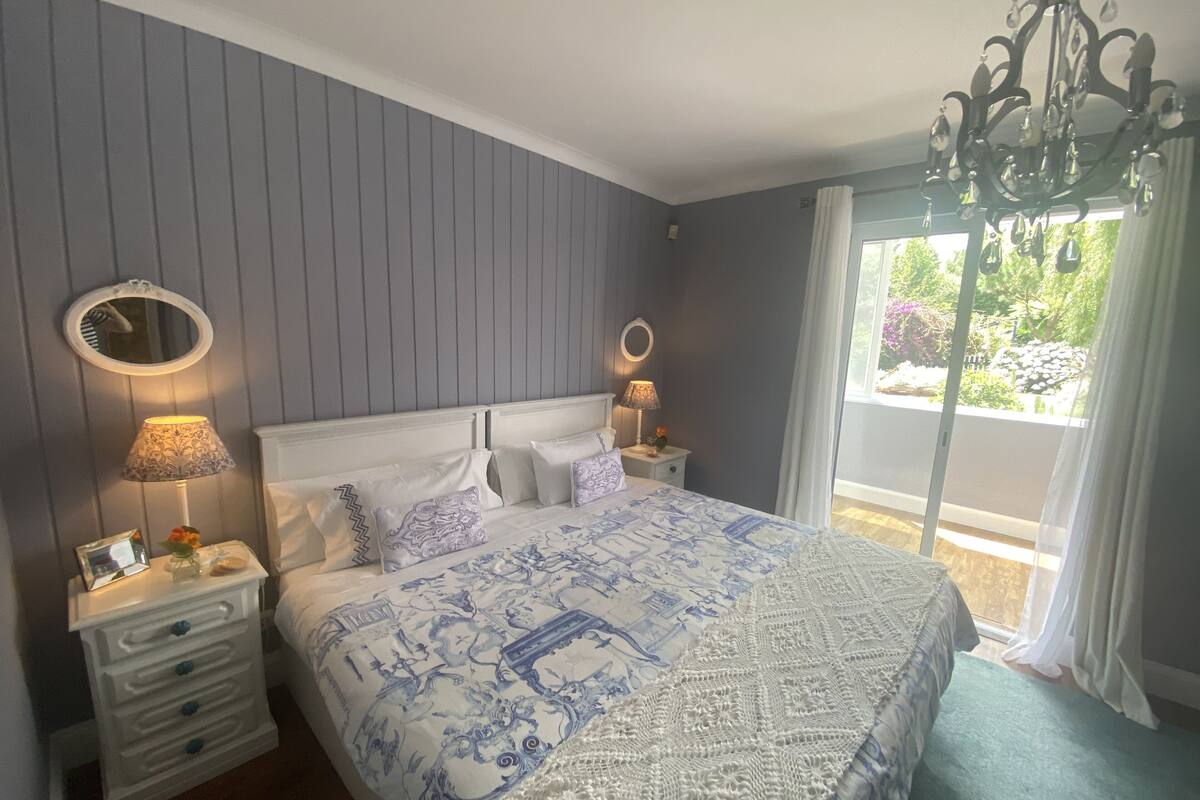 2 Bela Luz/3 Jardim - Double Room, Balcony, Garden View | 1 soverom, memory foam-senger, safe på rommet og strykejern/-brett