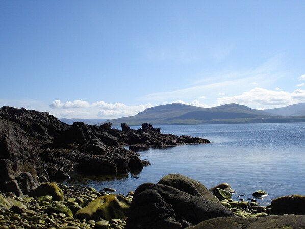 A rocky shoreline with calm water and distant mountains. - Kúludalsá, a beautiful farmhouse close to the seaside at Hvalfjordur (Akranes)