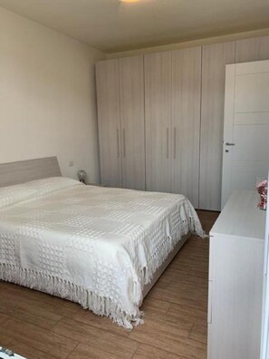 2 Schlafzimmer, Bügeleisen/Bügelbrett, Bettwäsche
