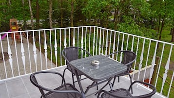 Habitación triple Confort, vista al jardín | Balcón