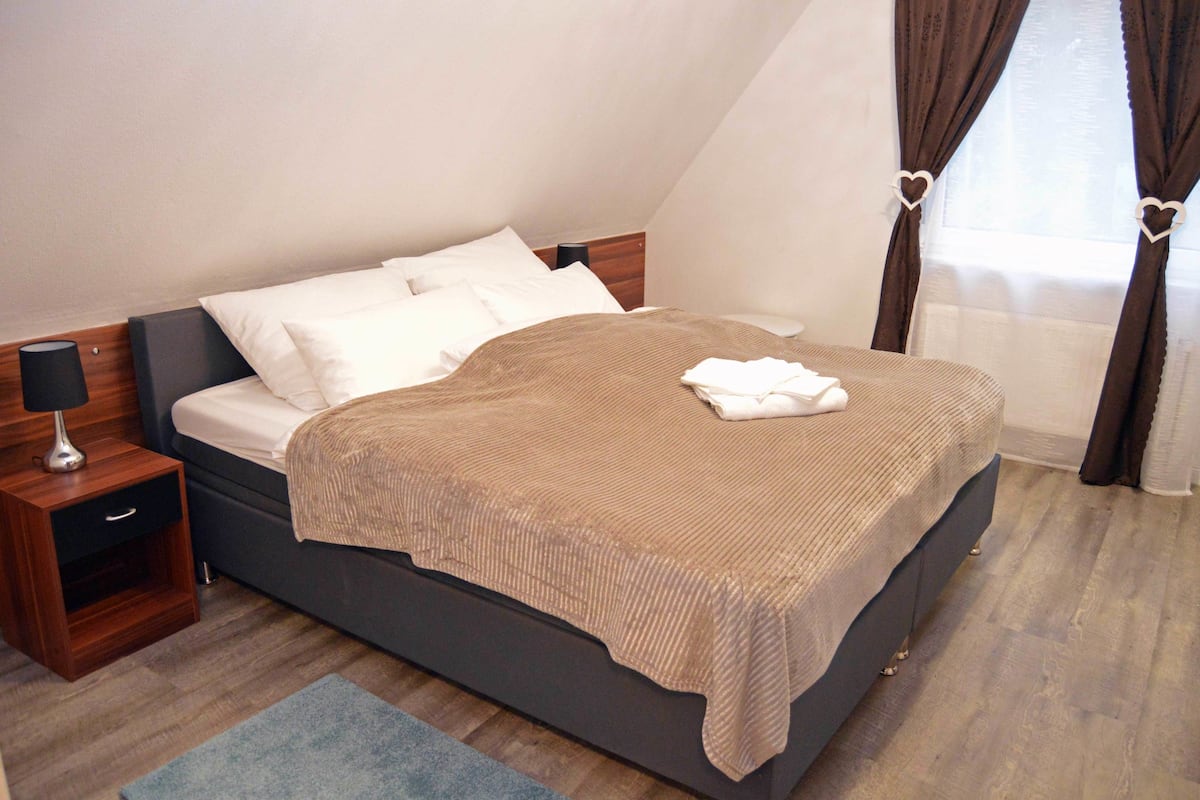Chambre Standard double, vue sur le jardin | Literie de qualité, ameublement unique, bureau