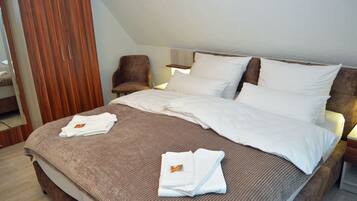 Deluxe-Doppelzimmer, Stadtblick | Hochwertige Bettwaren, individuell eingerichtet, Schreibtisch