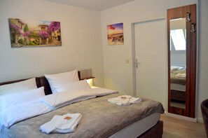 Deluxe Double Room, City View | Premium bedding, individually furnished, desk, laptop workspace - Heidepension Ambiente (Soltau)