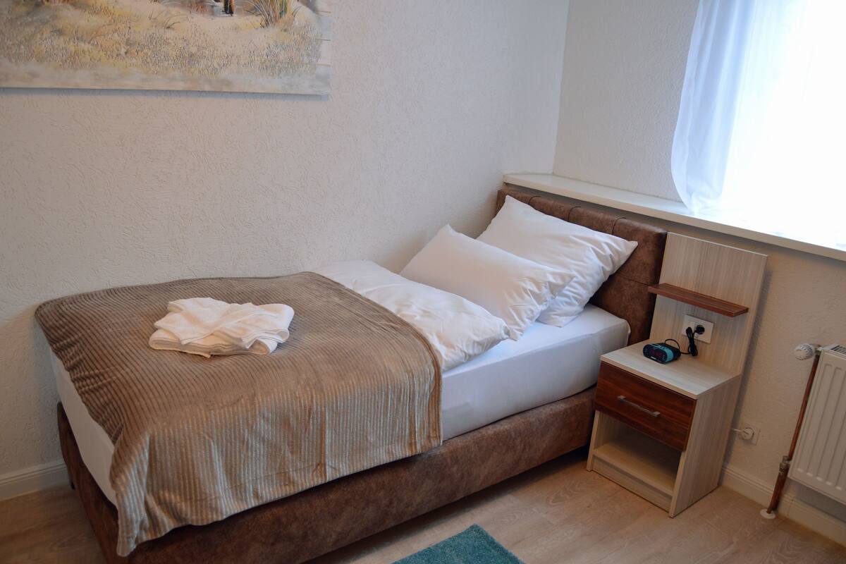 Ropa de cama de alta calidad y escritorio