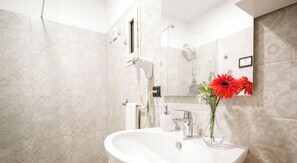 Shower, hair dryer, bidet, towels - The Magnificent Apartment (Catania)