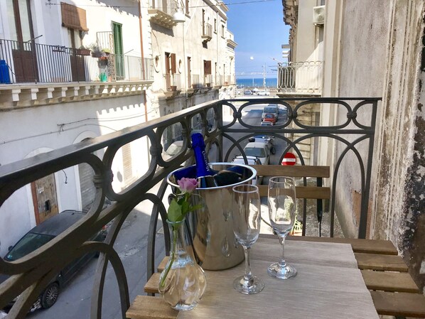 Outdoor dining - The Magnificent Apartment (Catania)