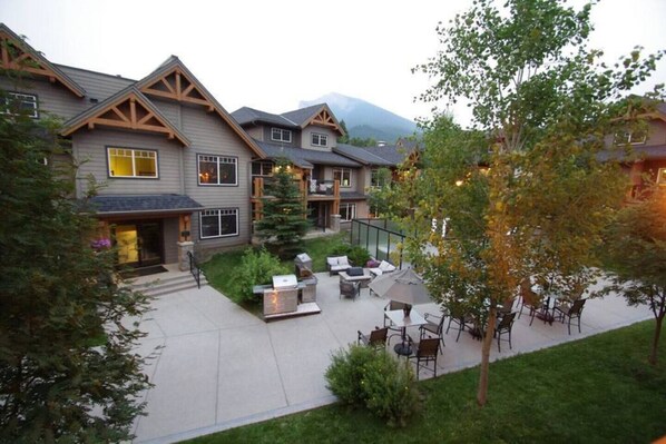 Outdoor dining - Heart of the Rocky Mountains Unexpected Value in the Canadian Rockies 3BR 2BA (Dead Man's Flats)
