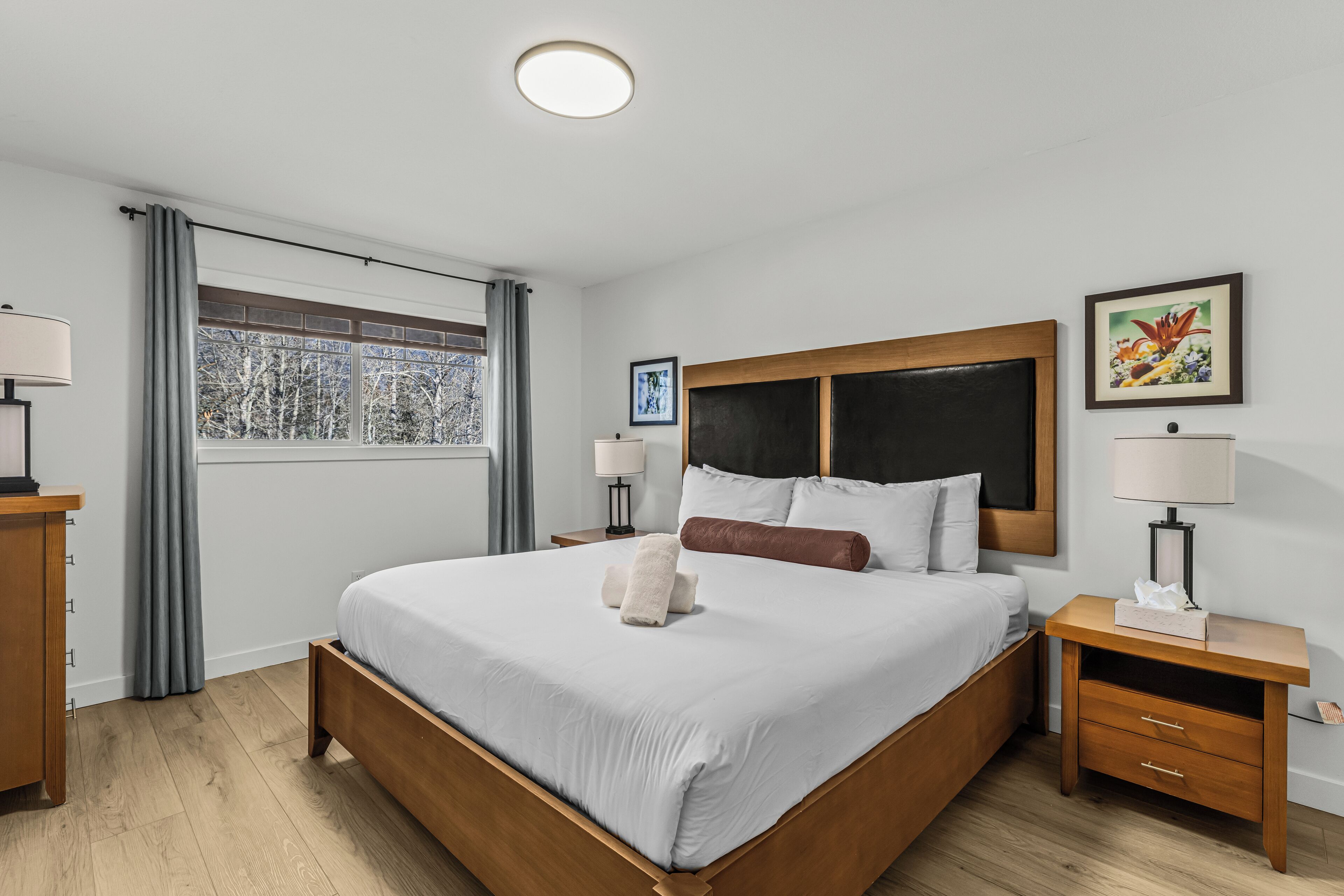 3 dormitoris, planxa i posts de planxar i un bressol de viatge 