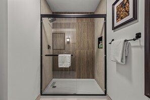 Kostenlose Toilettenartikel, Haartrockner, Bademäntel, Handtücher