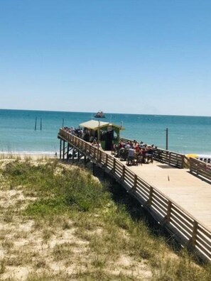 Beach nearby, sun-loungers, beach towels - Luxury 3BR Beach Home,  Sleeps 8,  2 Blocks to Ocean + Golf Cart Option (Carolina Beach)