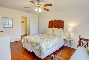 3 bedrooms, desk, iron/ironing board, WiFi - Luxury 3BR Beach Home,  Sleeps 8,  2 Blocks to Ocean + Golf Cart Option (Carolina Beach)