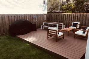 Outdoor dining - Luxury 3BR Beach Home,  Sleeps 8,  2 Blocks to Ocean + Golf Cart Option (Carolina Beach)