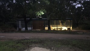 A small, enclosed structure with a glass wall, surrounded by trees and a dirt path. - Bungalow 2 - Montemor (Foros de Vale Figueira)