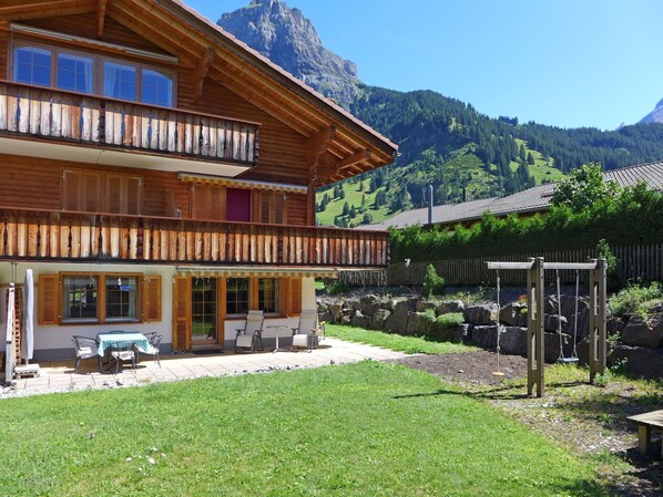 Himmel, Gebäude, Pflanze, Berg, Eigentum, Fenster, Baum, Grundstueck, Schatten, Hütte