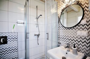 Shower, hair dryer, soap, toilet paper - White cottage Lux, Grzybowo in Kołobrzeg, 1-6 persons, with air conditioning (Grzybowo)