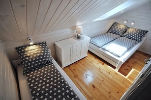 2 bedrooms, iron/ironing board, travel cot, free WiFi